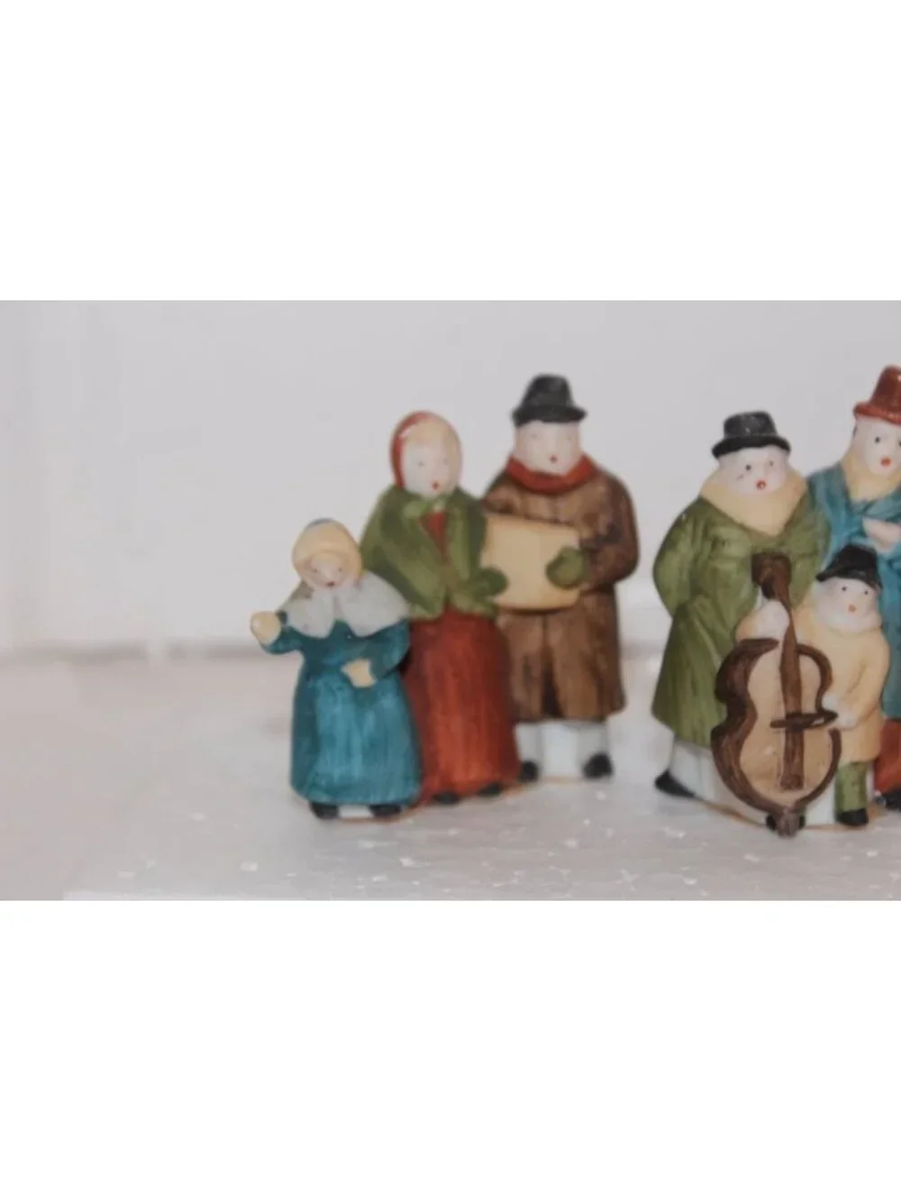 Dept 56 Dickens Village - Dickens Carolers 1st Ed White Lamppost